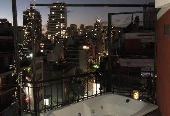 GATE Recoleta has rooms with a private hot tub