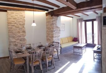 Casa Gabald   Apartamentos has rooms with a private hot tub