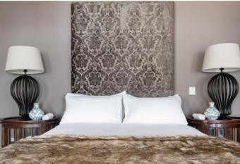 The Franklin Apartments 1402 has rooms with a private hot tub