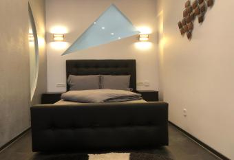 Stylish Westpark 2 Residence Lake View W8 has rooms with a private hot tub