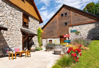 Un R de M  mises allows 18 year olds to book a room