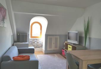 Appartement cosy pour une pause sereine et chaleureuse allows 18 year olds to book a room