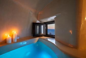 Blue Art Caves has rooms with a private hot tub