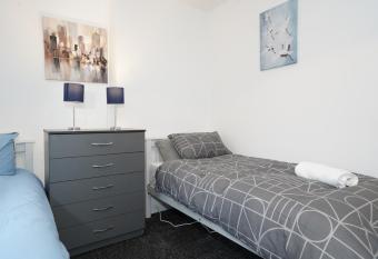 BIRMINGHAM COPLOW, 3 bedrooms house, with 6 beds, 2x doubles beds, 3x singles beds and 1 sofa-bed,sleeps people allows 18 year olds to book a room