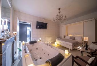 Maison Noppius has rooms with a private hot tub