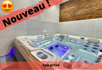 Spa des Carmes has rooms with a private hot tub