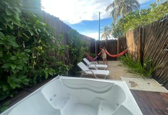 Hotel Sunsets del Rosario has rooms with a private hot tub