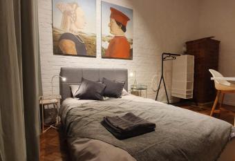 Takie studio,   e   al nie wynaj     allows 18 year olds to book a room