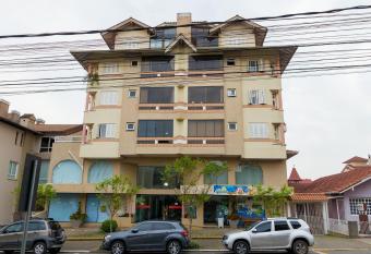 Loft Flores- Centro da cidade! allows 18 year olds to book a room