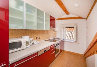 Apartments Espana 3 allows 18 year olds to book a room