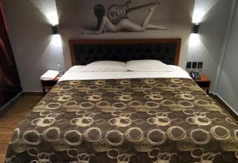 HOTEL MONET, HOTEL LAS TORRES has Balcony rooms