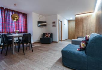 Chalet 5 Laghi / LuxApt / Town Centre allows 18 year olds to book a room