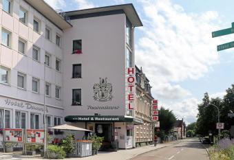 Hotel Danner allows 18 year olds to book a room