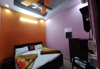 Quizz Hotel @ 01 Min Walk in from Ghaziabad Railway Station has Smoking rooms