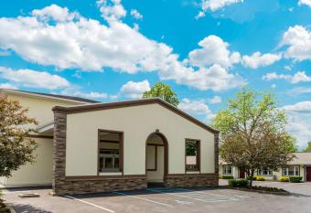 Rodeway Inn Poughkeepsie has Smoking rooms