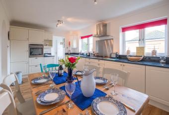 April Cottage has Balcony rooms