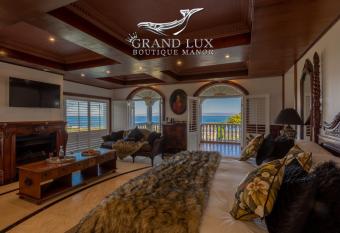 Grand Lux Boutique Manor has rooms with a private hot tub