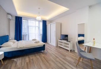 City Center Premium Apartments 2 has rooms with a private hot tub