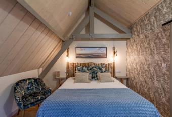 OURS EN BAY - Studio Cocon pour amoureux avec parking gratuit tout    pieds - pr  s de la Chapelle des marins et de la Baie allows 18 year olds to book a room