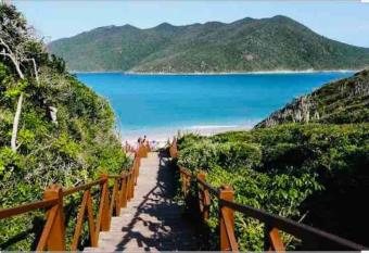 Su  tes da Any allows 18 year olds to book a room