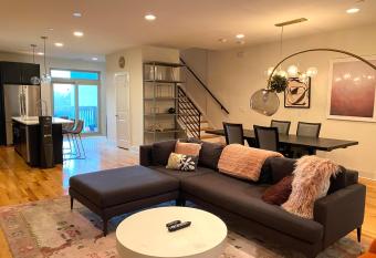 Alina & Fanny - Philadelphia East Falls has Balcony rooms