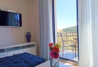 Adonis Zlatibor 205 has rooms with a private hot tub