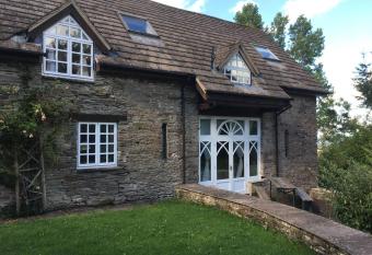 Beautiful 6-Bed Home in Brecon has Balcony rooms