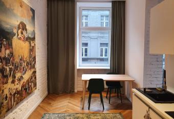 Rzut beretem od Piotrkowskiej / A stone s throw from Piotrkowska allows 18 year olds to book a room