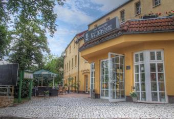 Hotel und Restaurant Kranichsberg allows 18 year olds to book a room