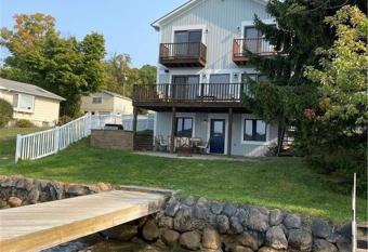 Gorgeous Lake Front House with Dock, 9 Bedroom & 4 Bathrooms has Balcony rooms
