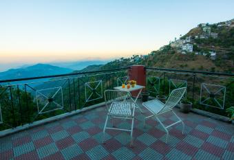 LivingStone 2BHK Cozy Homestay in Kasauli Hills has Balcony rooms