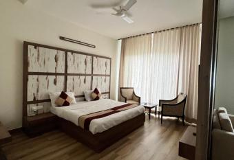 Rudraksh Resort and Hotel has rooms with a private hot tub