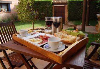 Casa Rural La Carreter  a has rooms with a private hot tub