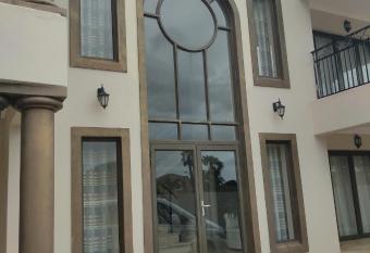 Winchester Place has Balcony rooms