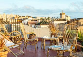 Can Mascort Eco Hotel allows 18 year olds to book a room