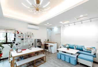 Wuzhou Yi Homestay has Balcony rooms