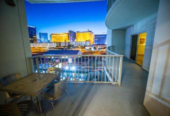 2100 Sqft Penthouse Suite W/ Strip Views! Pool Gym has rooms with a private hot tub