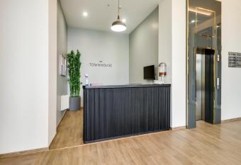 Super OYO Townhouse 76476 Jashn allows 18 year olds to book a room