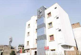 OYO 76253 P Crown Hotel allows 18 year olds to book a room