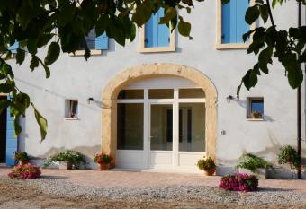Agriturismo il Fontanile allows 18 year olds to book a room