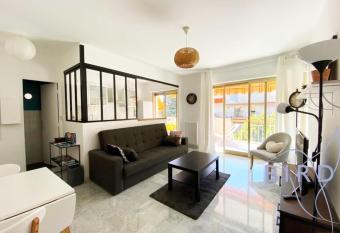 Bright flat near to the beach & harbor has Balcony rooms