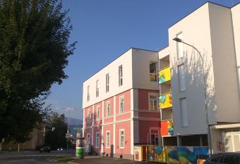 007 Studio Apartment Madrid 30m2 allows 18 year olds to book a room