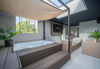 Okinawa Villa KILOHANA has rooms with a private hot tub