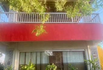 Perlies Inn NEW Barkada House with NETFLIX and WIFI has Balcony rooms