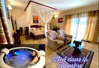 H  tel La Belle Etoile & SPA has rooms with a private hot tub