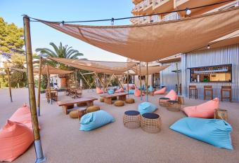 tent Palmanova allows 18 year olds to book a room
