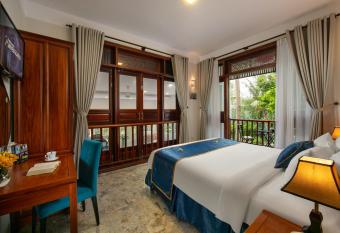 Hoi An Riverside Villas & Apartments has rooms with a private hot tub