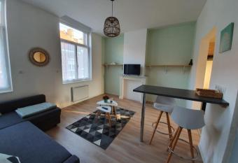 Appartement calme, chaleureux et lumineux allows 18 year olds to book a room