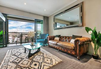 Glamorous Getaway - Heart of the Viaduct  Quays  has Balcony rooms