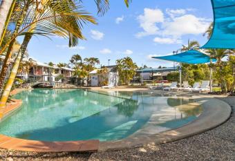 Tropical Retreat in 2 Bedroom Townhouse has rooms with a private hot tub